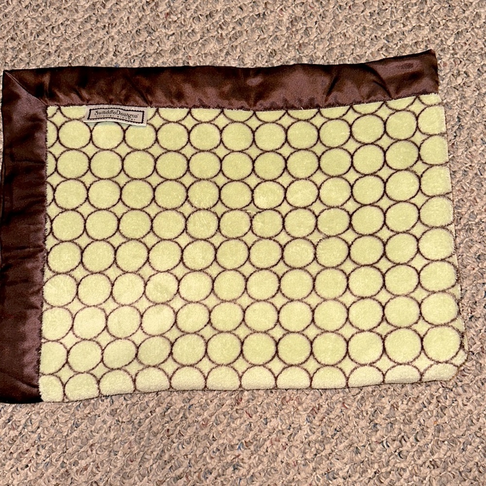 SWADDLE DESIGNS STROLLER BABY BLANKET BROWN SATIN EDGING GREEN CIRCLES DOTS EUC